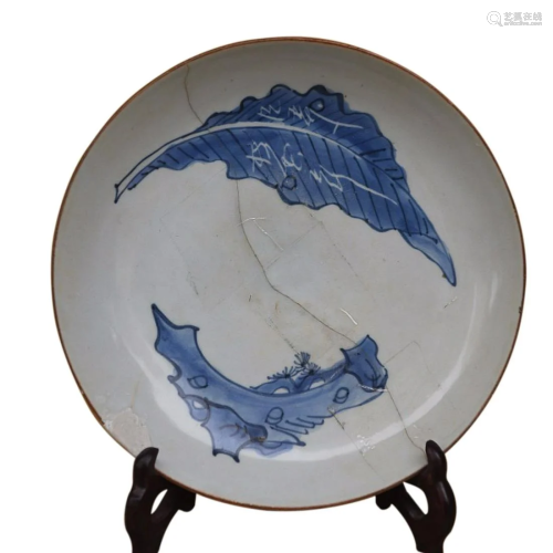CHINESE BLUE-AND-WHITE CHARGER DEPICTING 'LEAF'