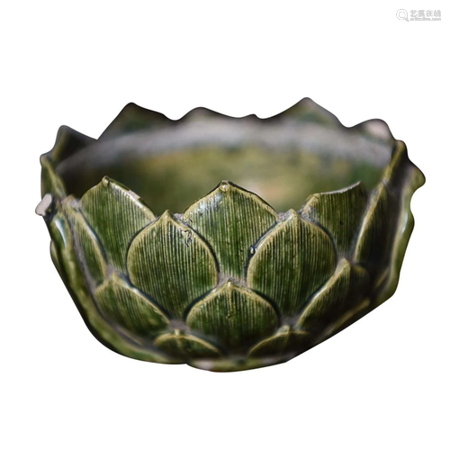 CHINESE GREEN-GLAZED LOTUS-FORM WASHER