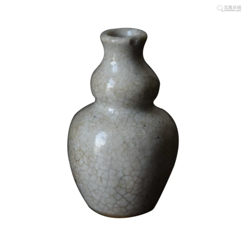 CHINESE GE-WARE DOUBLE-GOURD VASE WITH 'IRON WIRE'