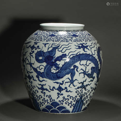 Ming Dynasty blue and white dragon pattern large pot