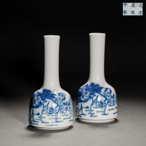 A pair of Qing Dynasty blue and white animal pattern ornamen...