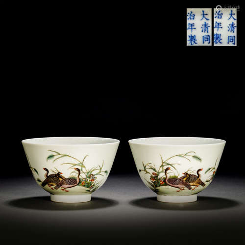 A pair of plain three-color flower and bird bowls in Qing Dy...