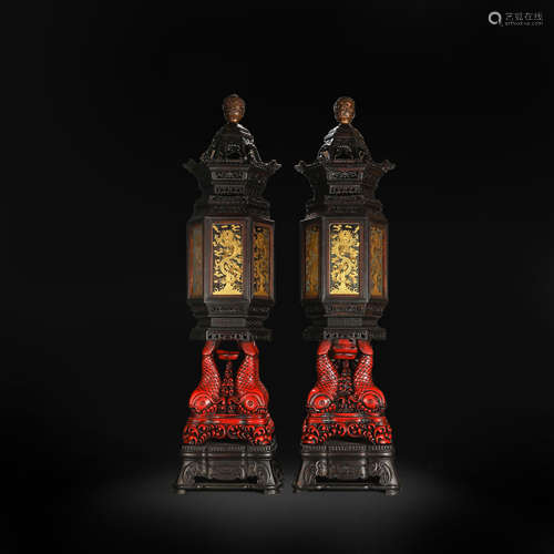 A pair of red sandalwood lacquer palace lanterns in Qing Dyn...