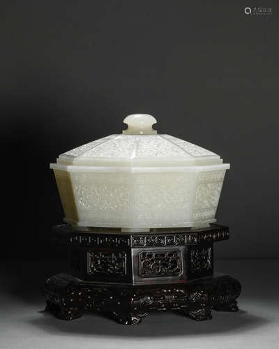 Qing Dynasty Hetian Jade Flower Cover Box