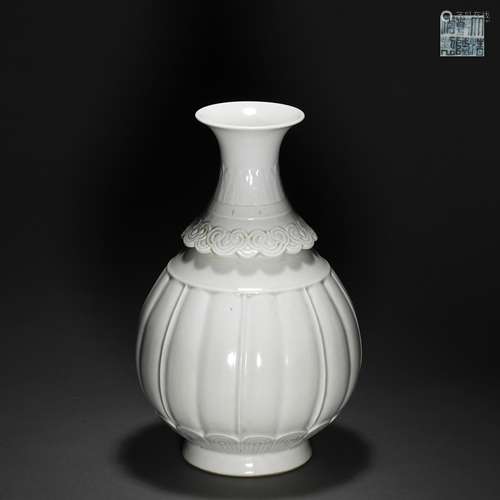 Qing Dynasty Celadon Glazed Melon Edge Appreciation Vase