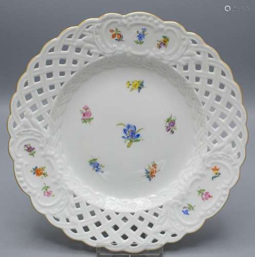 Durchbruchteller mit Streublumen / A basket plate with scatt...