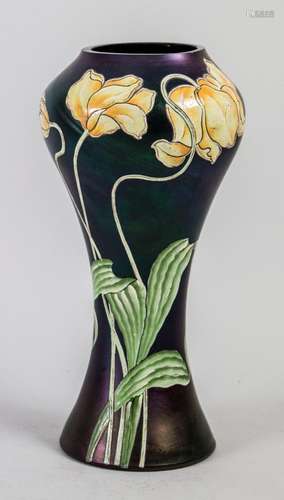 Jugendstil Glasvase mit Tulpendekor / An art Nouveau glass v...