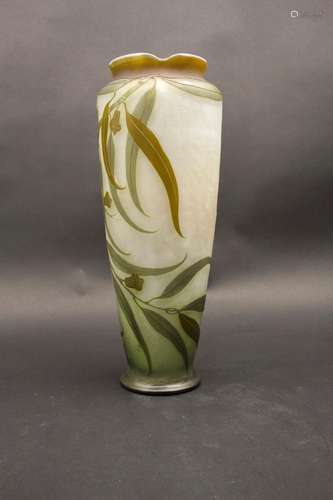 Jugendstil Vase mit floralem Dekor / A cameo Art Nouveau vas...