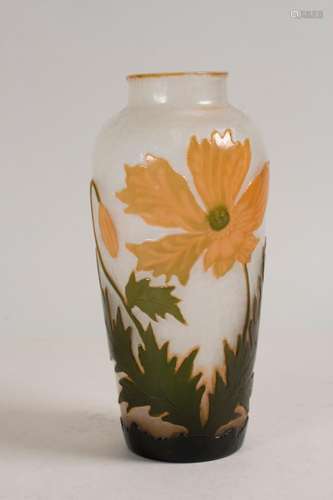 Jugendstil Vase mit Mohn / An Art Nouveau cameo glass vase w...