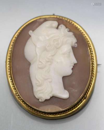 Kamee Brosche / A cameo brooch in a gold frame