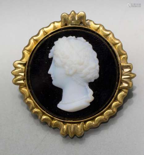 Kamee Brosche / A cameo brooch in a gold frame