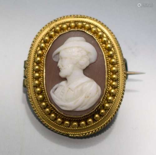 Kamee Brosche / A cameo brooch in a gold frame