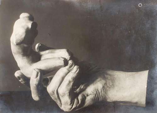 Kunstfotografie  Le main de Rodin tenant un petit torse , 19...