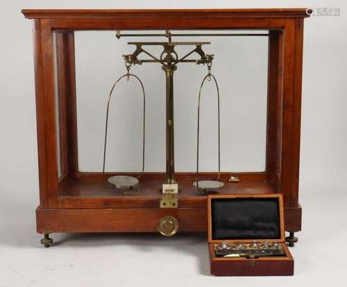 Apothekerwaage mit Gewichtesatz / An apothecary scale with w...