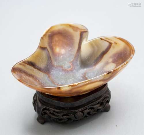 Dreipassige Achatschale auf Sockel / A trefoil agate bowl on...