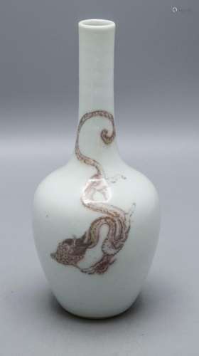 Langhalsvase mit Drachendekor / A long-neck vase with a drag...