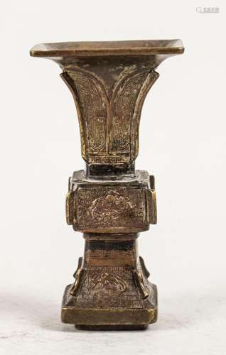 Vierkantvase aus Bronze / A square bronze vase, China, 17. J...