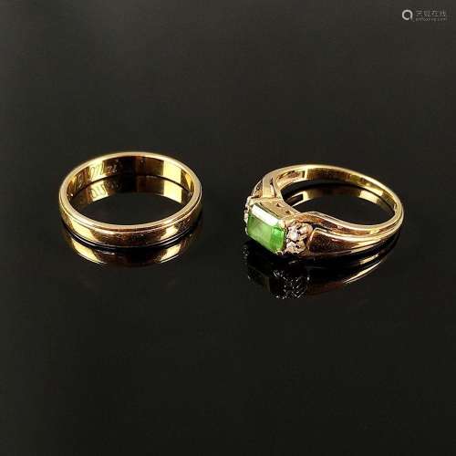Two gold rings, one 585/14K yellow gold, 4.33g, center green...