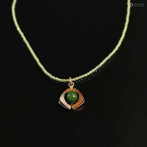 Jade pendant on peridot chain, 333/8K yellow gold, total wei...