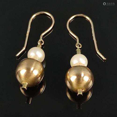 Pair of pearl gold earrings, worked as a pendant, 375/9K yel...