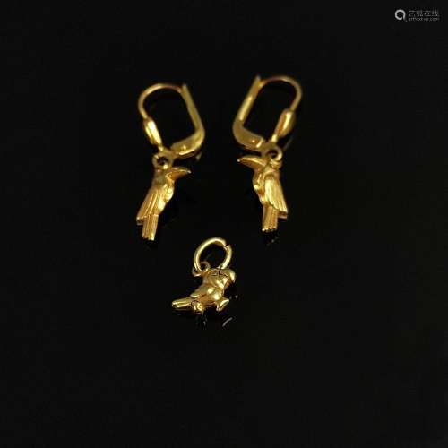 Bird lot, 3 pieces, consisting of a pair of toucan earrings ...