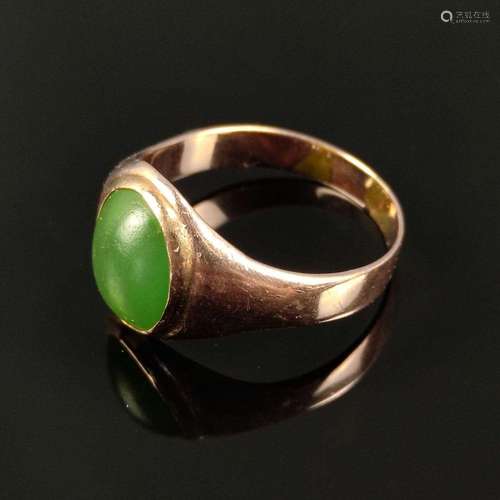 Jade ring, 585/14K red gold (tested), 6,2g, cabochon in the ...