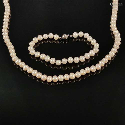 Cultured pearl set necklace, silver 925 ball clasp, total we...