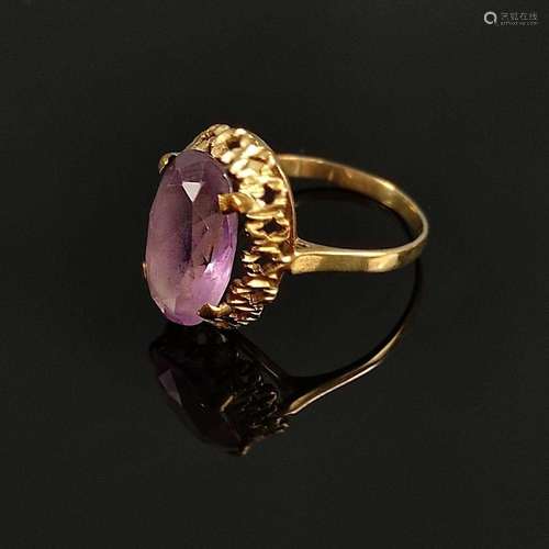 Amethyst ring, 333/8K yellow gold, 3.2g, center faceted oval...