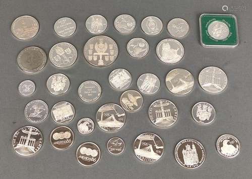 Mixed lot of silver medals, 32 medals fine silver, total wei...