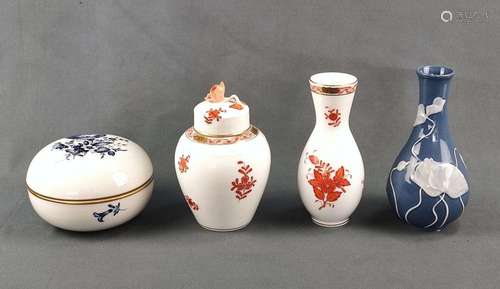 Collection of vases, consisting of: Small bulbous vase with ...