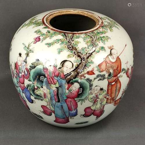 Ginger pot/ shoulder pot, China, famille rose, end of 19th c...