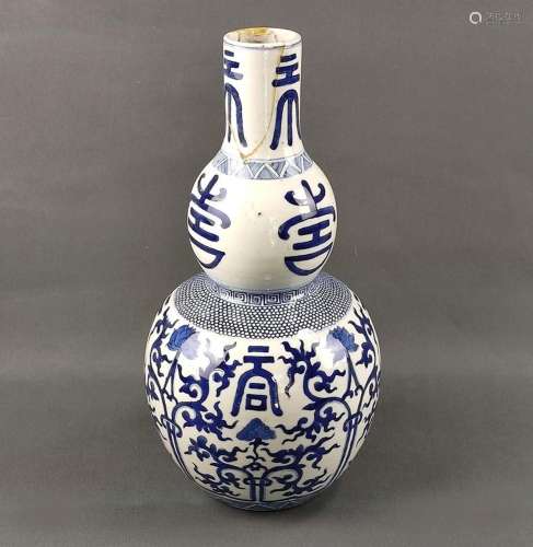 Blue and white double gourd vase, China 19th century, decora...
