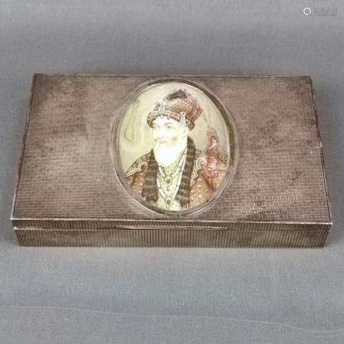 Lidded box, Persia, in the center an oval polychrome portrai...