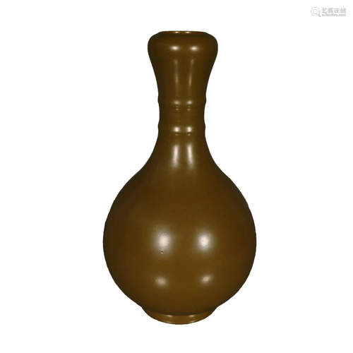 A Delicate Tea Leaf Foam Glazed Garlic-Shaped Bottle