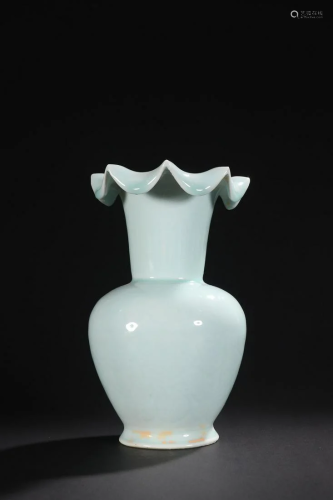 A Fine Bean Green Glaze Vase