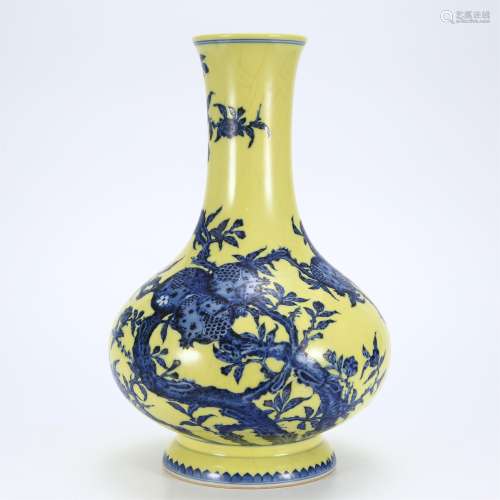 A CHINESE YELLOW GLAZE BLUE AND WHITE PORCELAIN VIEWS VASE