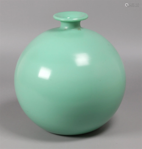 Chinese spherical glass vase, possibly 18th/19th c.