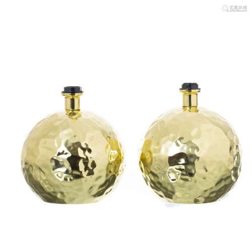 ITALIAN WORK, c.1970 - Pair of hammered brass table lamps