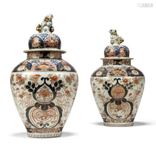 A PAIR OF JAPANESE IMARI VASES AND COVERS