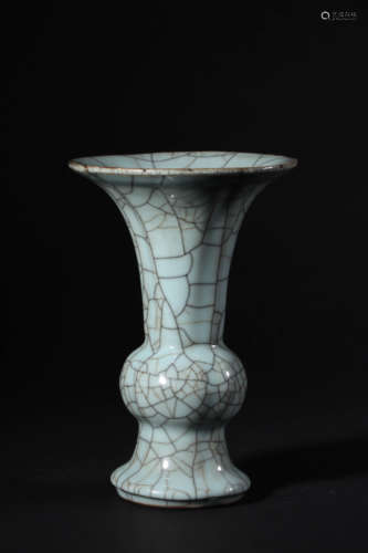 Ge Type Ice-Crackle Gu Vase