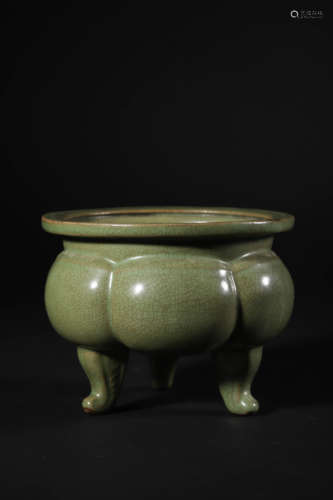 Longquan Kiln Green Glaze Tripod Censer