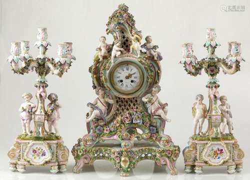 Clock with garrison, in German porcelain with Meissen marks,...