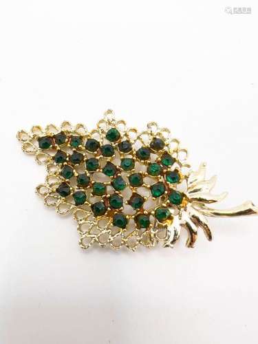 LARGE BROOCH, SO ELEGANT !