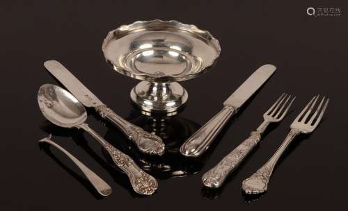 A silver pedestal sweetmeat dish, Elkington & Co.