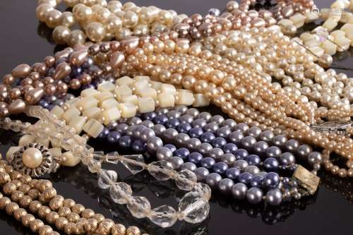 A pearl three-row necklace,