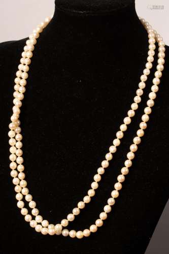 A two-row cultured pearl necklace with gold clasp,