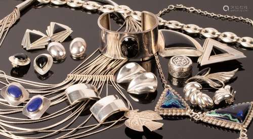 A collection of silver and white metal jewellery, some set w...