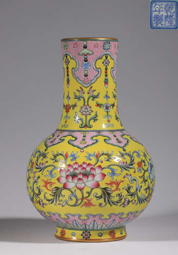 Qing Qianlong yellow powder enamel flower pattern vase