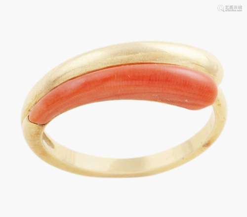 SORTIJA CON CORAL EN ORO AMARILLO 18 KT Realizada en oro ama...