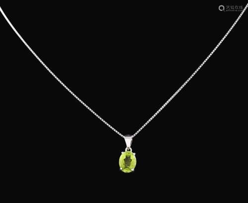 CADENA CON COLGANTE CON PERIDOTO EN PLATA DE LEY Realizado e...